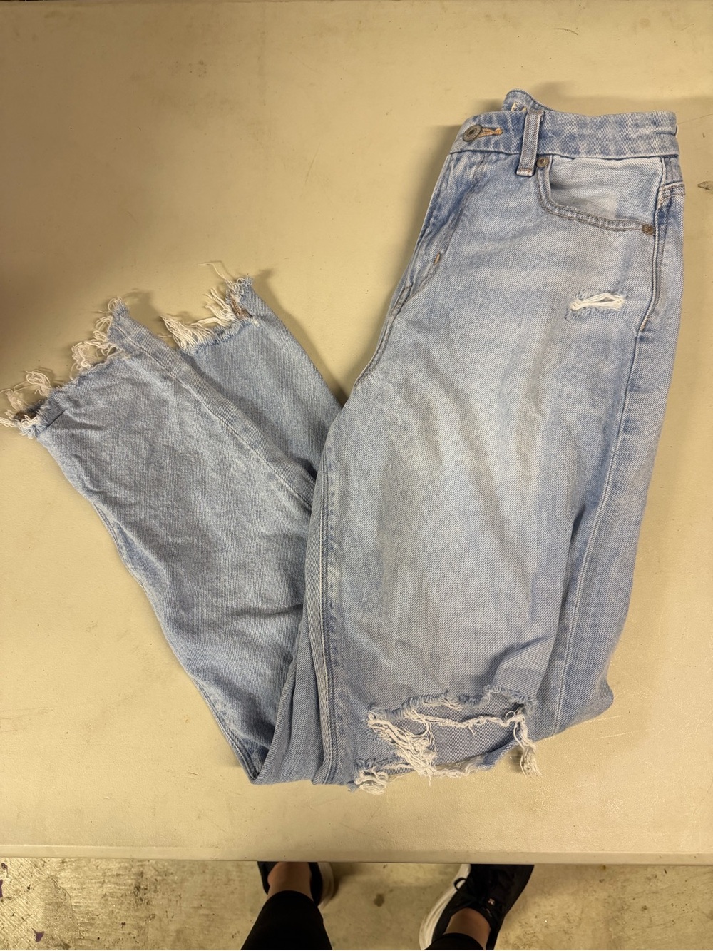 American eagle curvy mom Light Wash Distressed Women’s Jeans size 4 SHORT